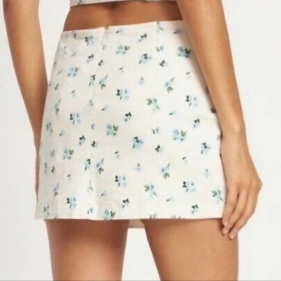 🆕We Wore What Cut-Out Mini Skirt – Ivory  Size Medium Retails $69 NWT - Picture 3 of 6